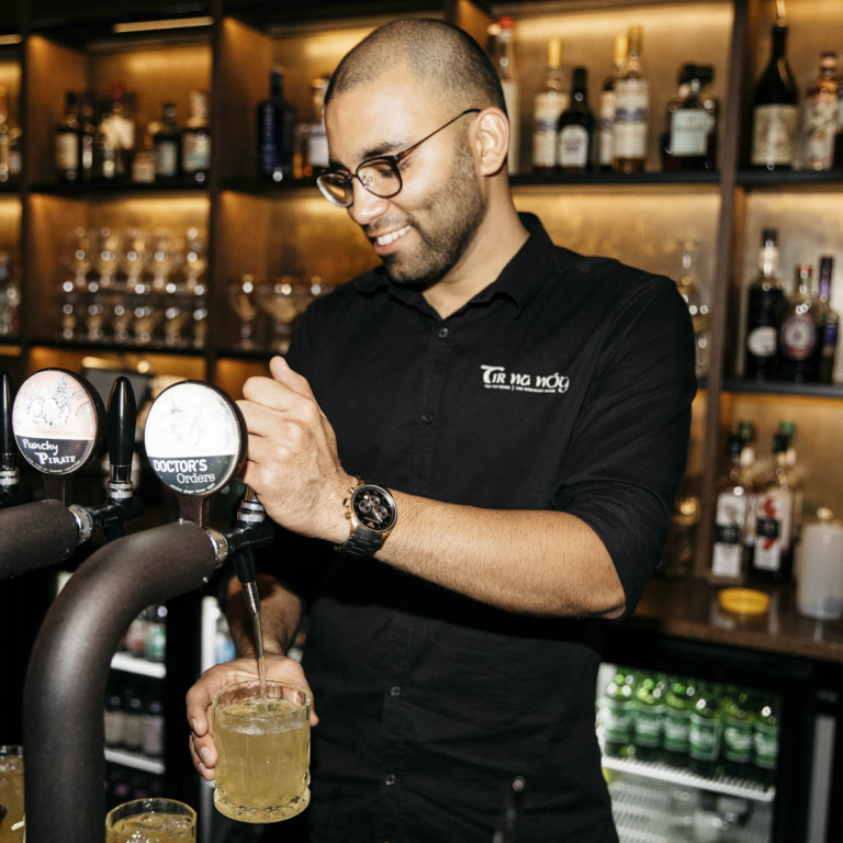 Rickie sk&aelig;nker &oslash;l p&aring; Tir na n&Oacute;g