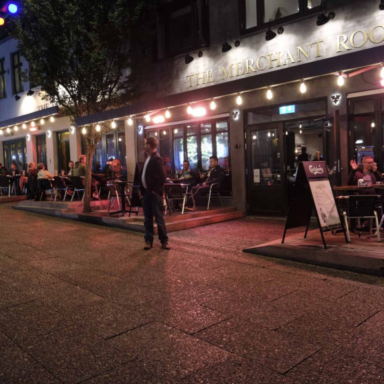 En sen aftentime foran tir na nog i frederiksgade i Aarhus C