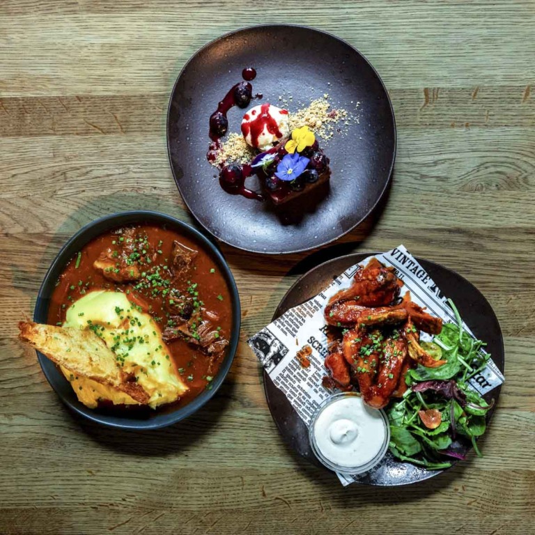 Er der mad her? Ja, der er god pubmad. Her serveres hjemmelavet pubmad, der er skabt til &oslash;l og er let at spise.