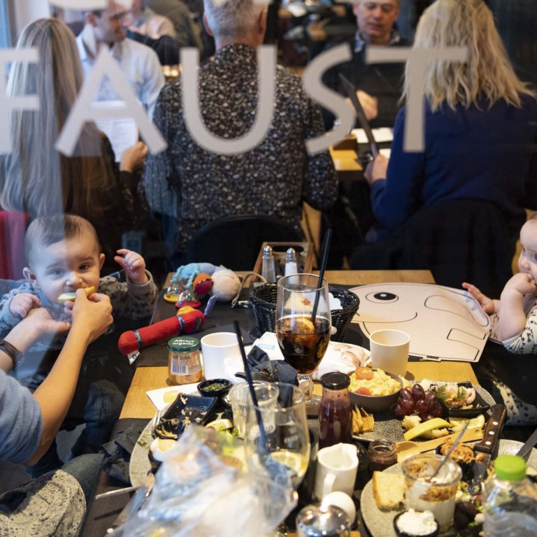 B&oslash;rnemad i Aarhus p&aring; Faust ved &aring;en