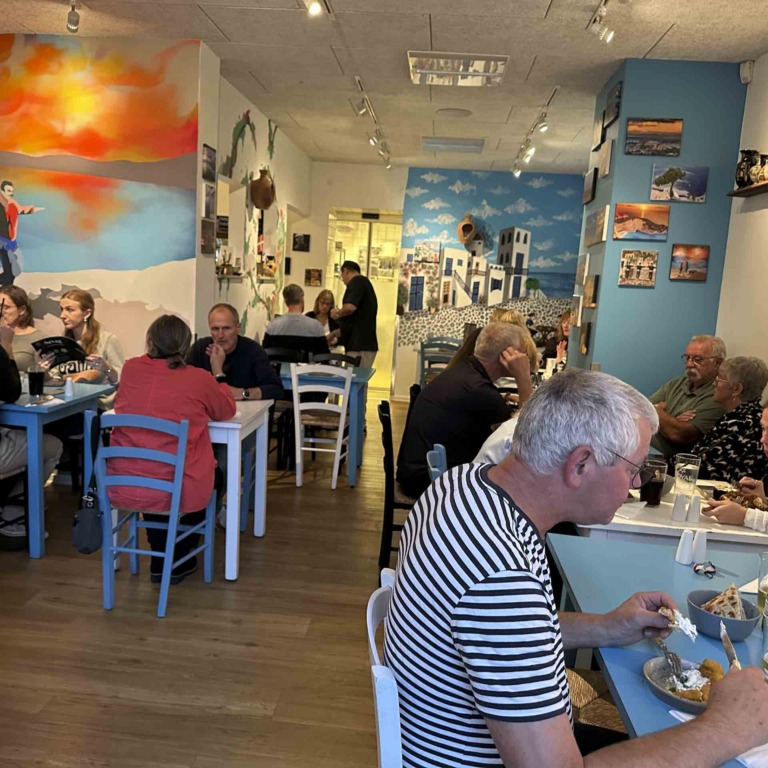 Fuld hus med g&aelig;ster hos gr&aelig;keren p&aring; Tr&oslash;jborg