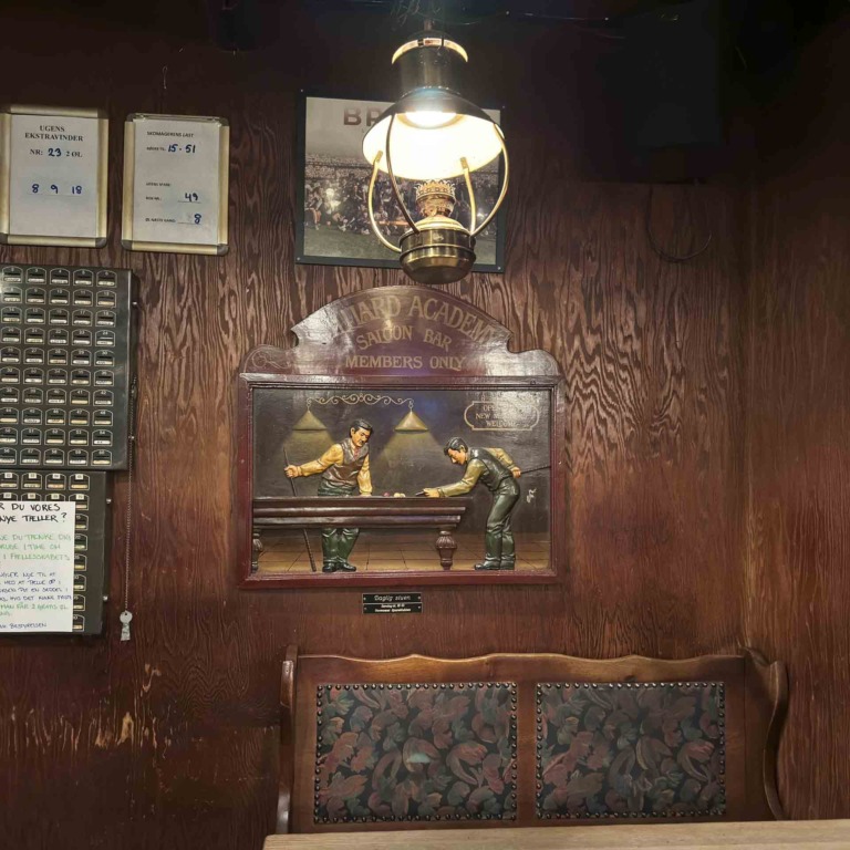 Klassisk udsmykning p&aring; brunt v&aelig;rtshus i Aarhus.