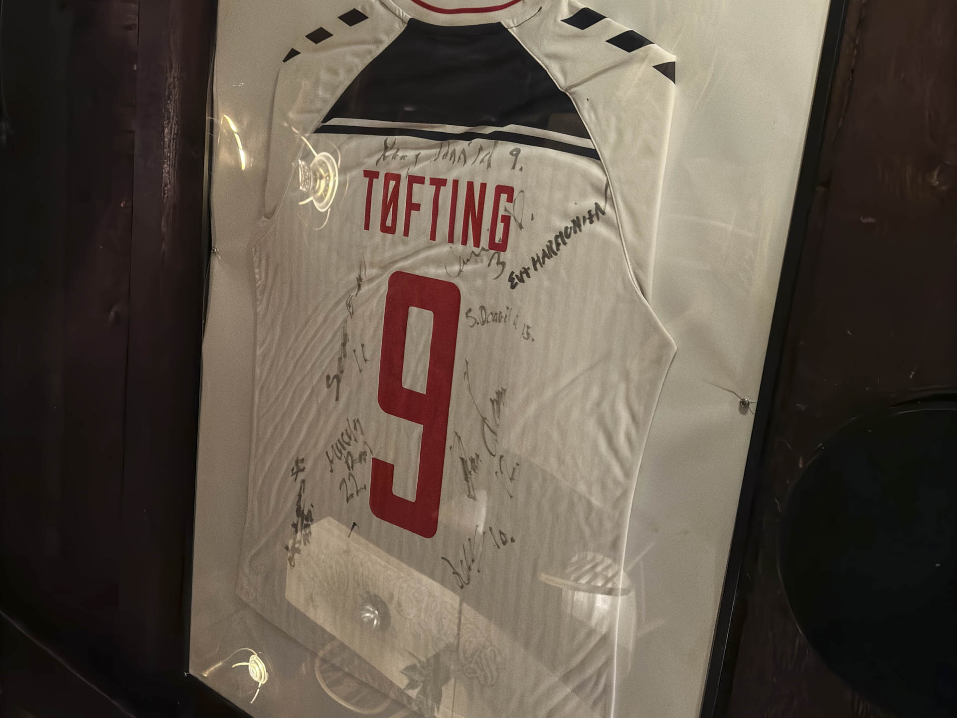 Stig Tøfting trøje hænger på Jacob Skomager i Aarhus.