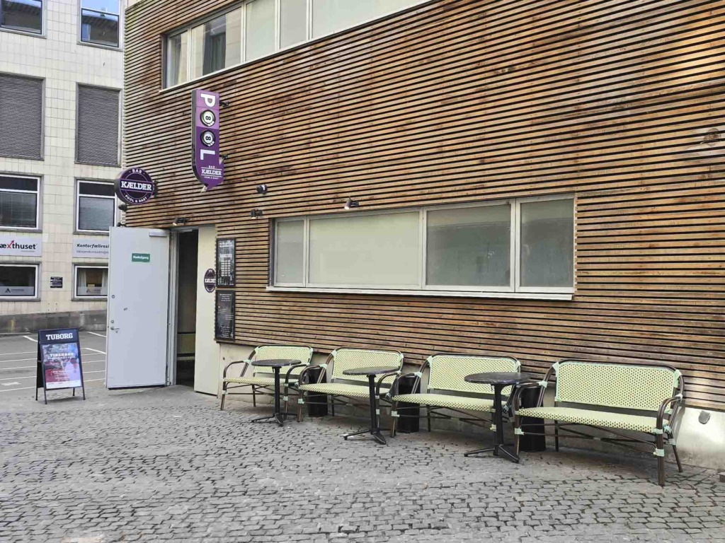 K&aelig;lder Bar i Aarhus C set udefra