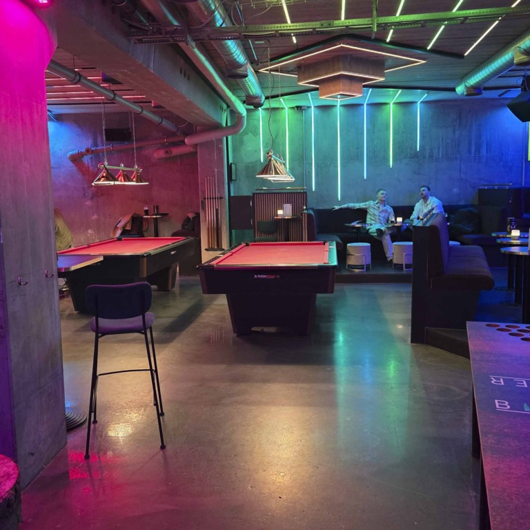 K&aelig;lder Bar i Fiskergade i Aarhus har pool, dart og &oslash;l.