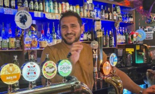 Mesut Dursun står bag baren Tokio Bar i Aarhus.