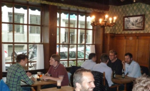 Der er god stemning hos Peter Gift i Aarhus.