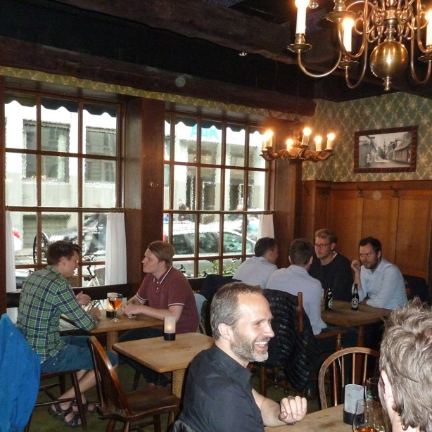 Der er god stemning hos Peter Gift i Aarhus.