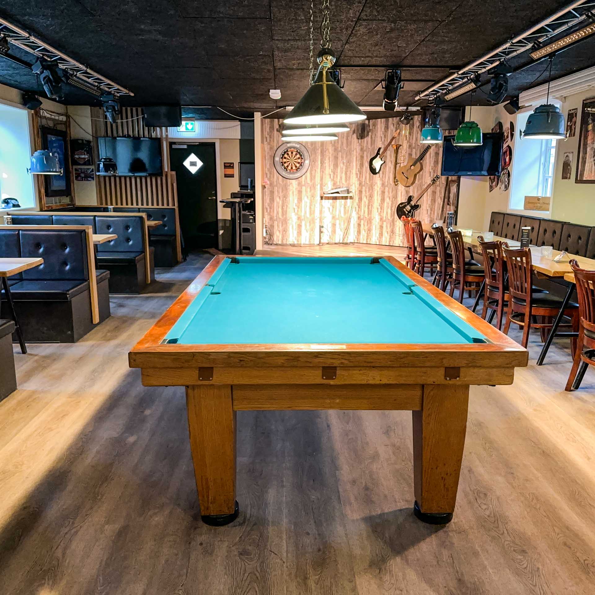 GullAnden har et stort pool og billard bord midt i værthuset