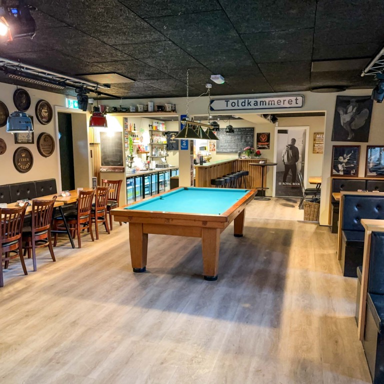 Caf&eacute; GullAnden er et hyggeligt v&aelig;rtshus i Roskilde med livemusik og pool.