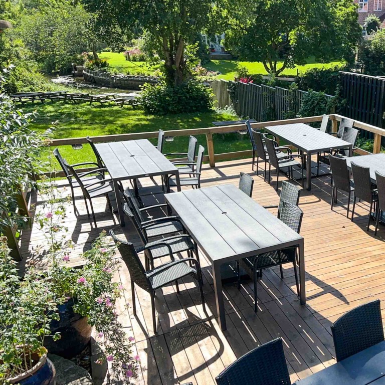 Hos Caf&eacute; Valdemar i Ribe er der en dejlig terrasse og have ud til &aring;en.