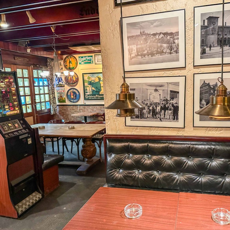 George&acute;s Bodega er et brunt v&aelig;rtshus i Roskilde.
