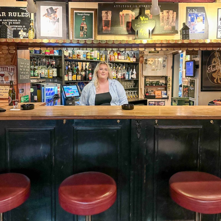 Betjeningen hos George&acute;s Bodega i Roskilde er im&oslash;dekommende.