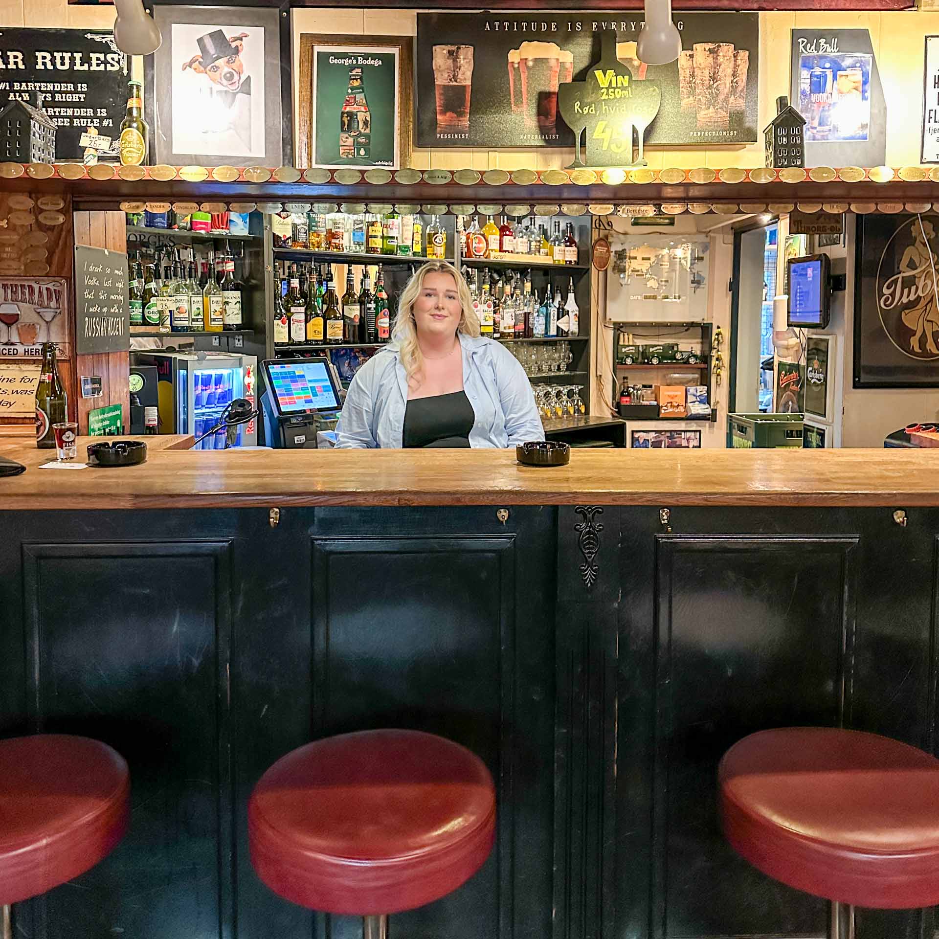 Betjeningen hos George´s Bodega i Roskilde er imødekommende.