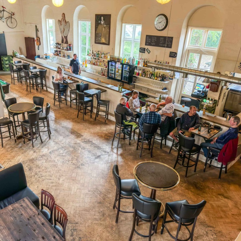Klubben 1811 i Ribe er en stor bar med dart, pool, livemusik og kolde &oslash;l