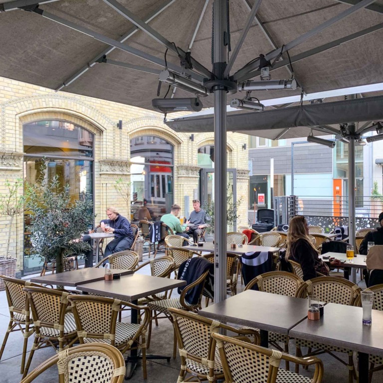 Oops i Aarhus har en livlig terrasse