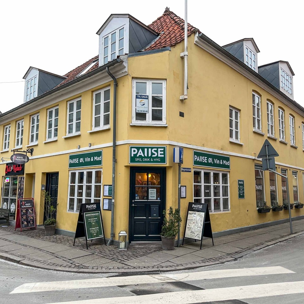 PAUSE Vin, Øl & Madbar ligger på Skomagergade 48 i Roskilde.