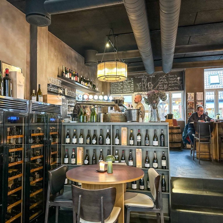 Prop Vinbar er en hyggelig bar i Roskilde.