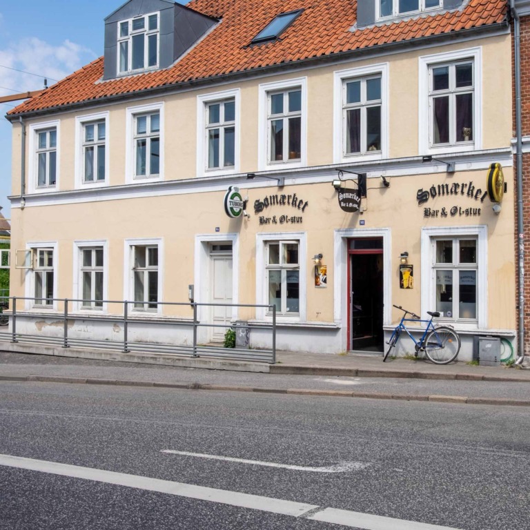 S&oslash;m&aelig;rket er et v&aelig;rtshus, der ligger i Havnegade i Vejle.