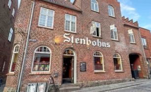 Stenbohus er det næstældste værtshus i Danmark. Det ligger i Ribe.
