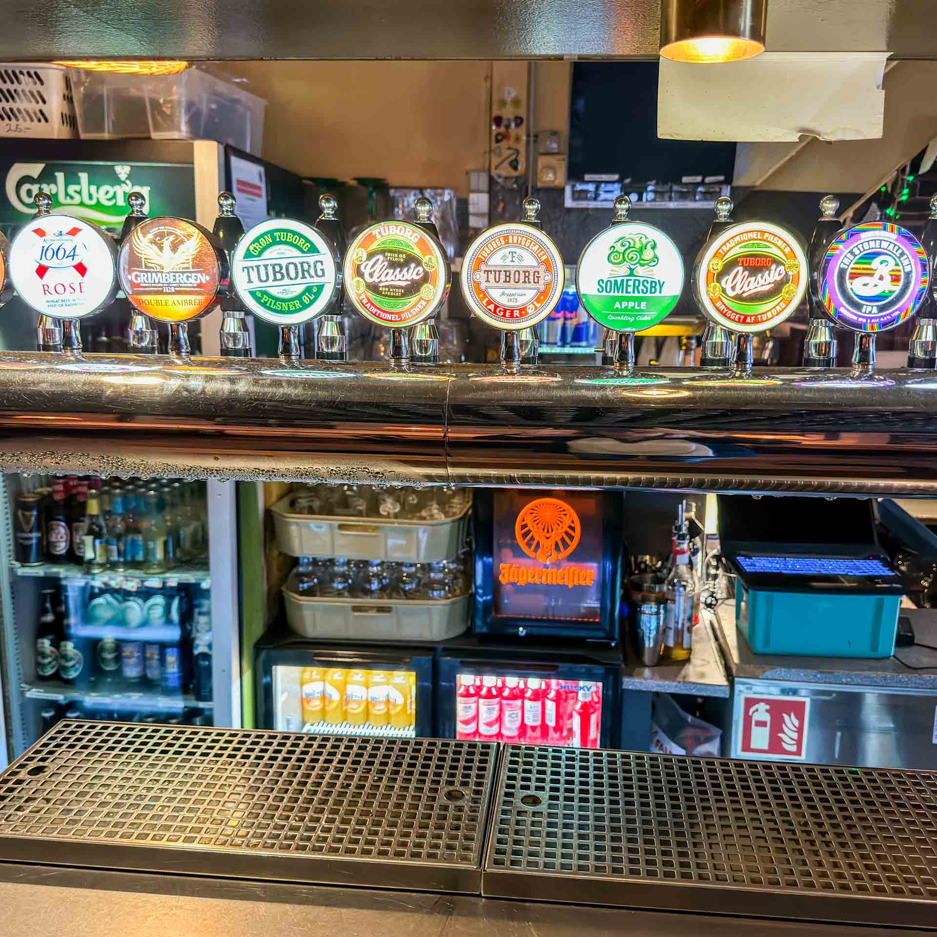 Klassiske &oslash;l fra Carlsberg er p&aring; hanerne hos Stenbohus i Ribe.
