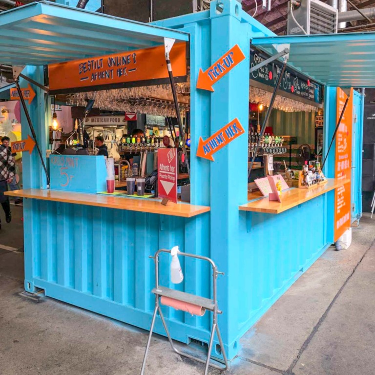 Den bl&aring; Bar hos Aarhus Steetfood har et fint udvalg af &oslash;l og sodavand.
