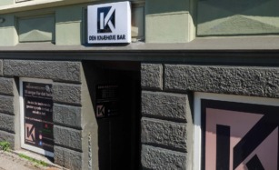 Den Knæhøje Bar ligger på Dæmningen i Vejle.