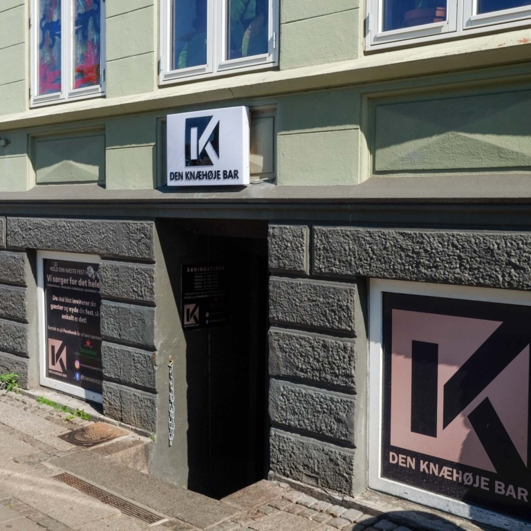 Den Kn&aelig;h&oslash;je Bar ligger p&aring; D&aelig;mningen i Vejle.