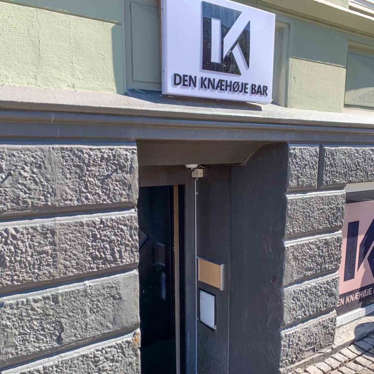 Den Kn&aelig;h&oslash;je Bar