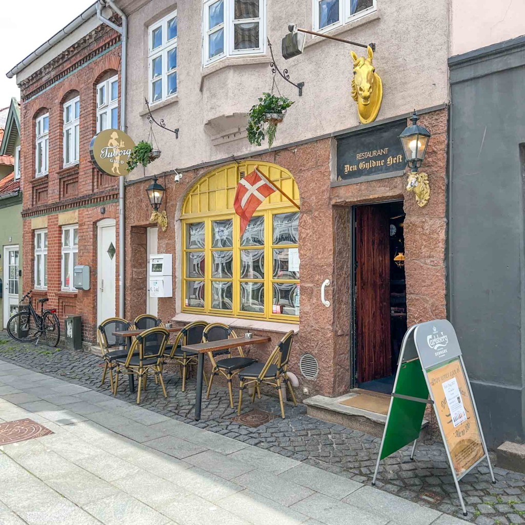 Den Gyldne Hest er et rygerværtshus i Horsens