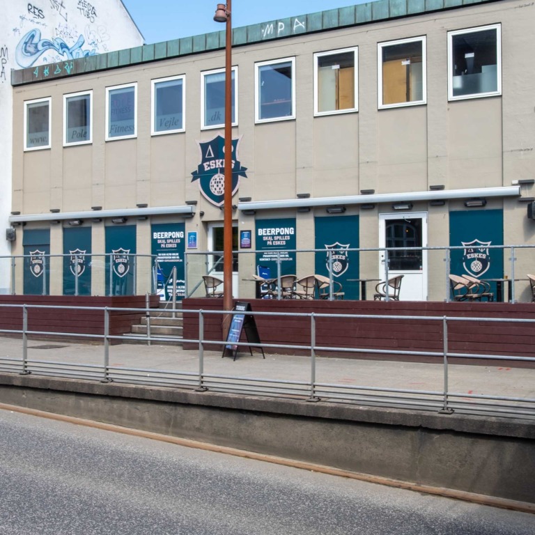 Eske&acute;s Bodega er en bar i Vejle.