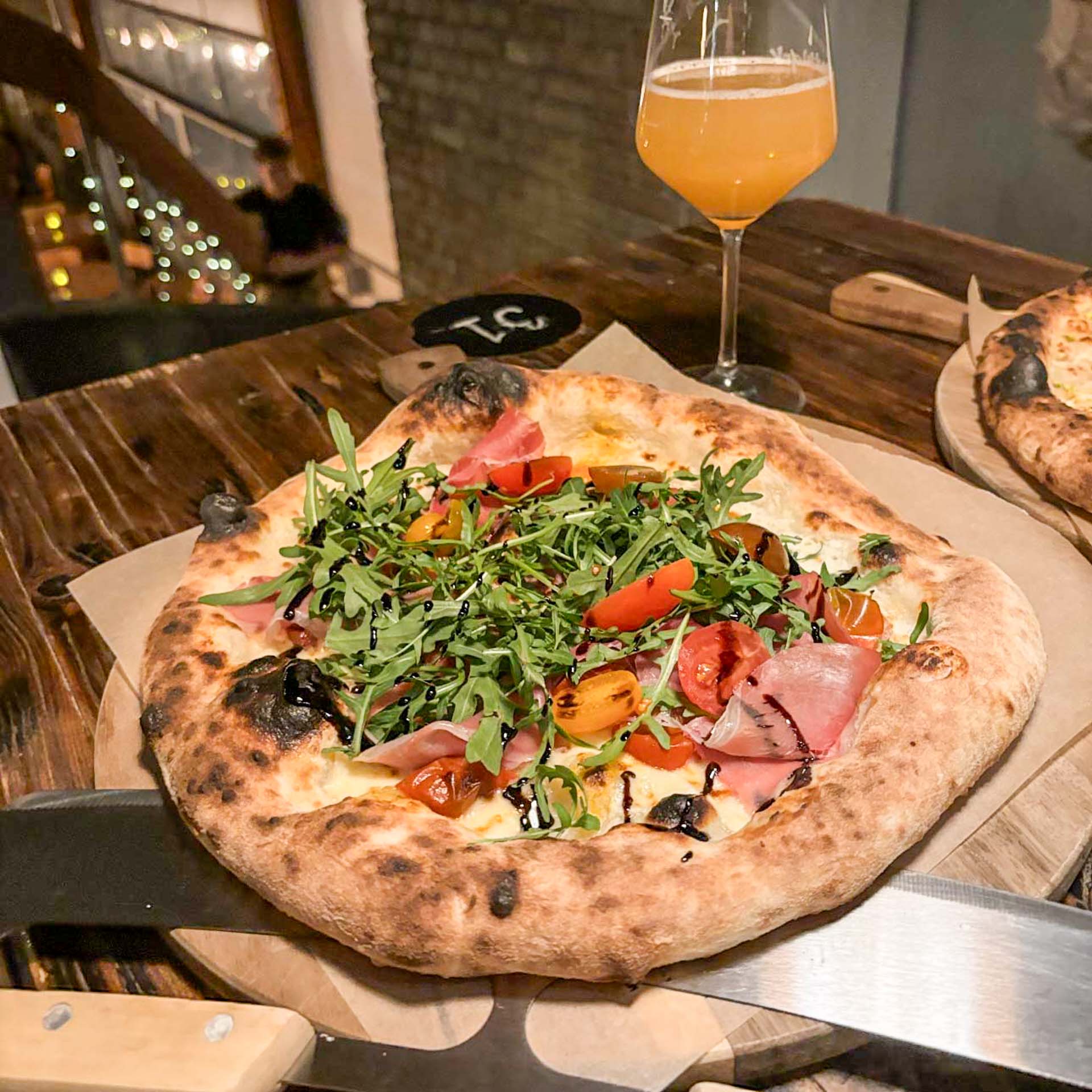 Der serveres pizza hos Hantwerk hvor Humleland holder til.