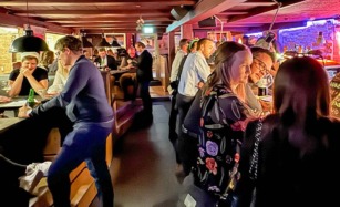 M.I. Bar ligger på Dæmningen i Vejle.