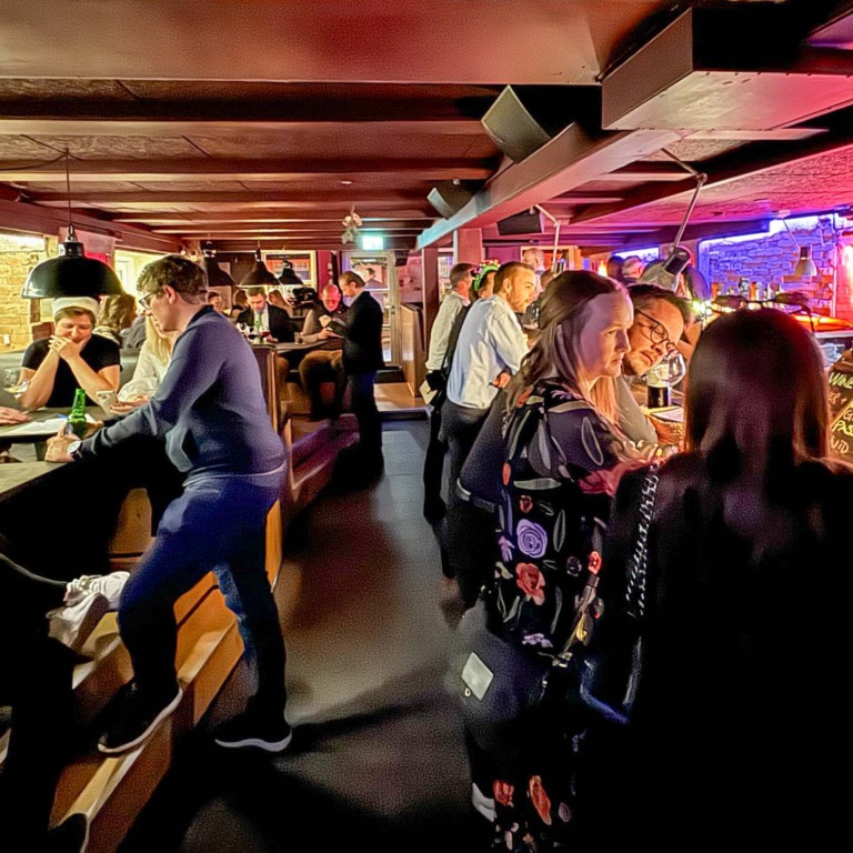 M.I. Bar ligger p&aring; D&aelig;mningen i Vejle.