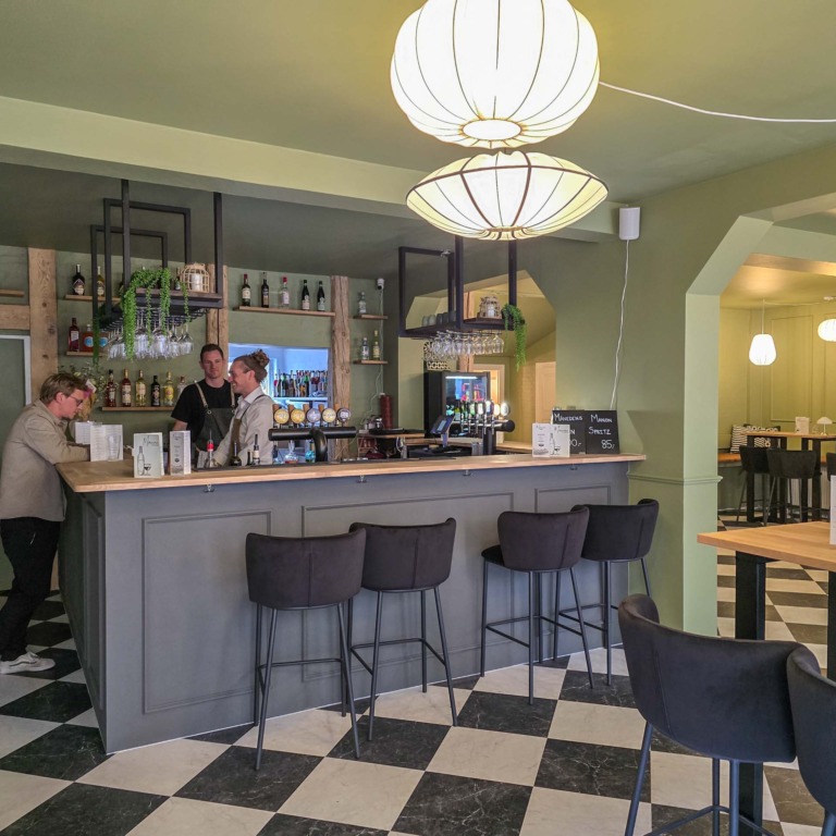 Manon er en vinbar og bar i Frederiksgade i Aarhus.