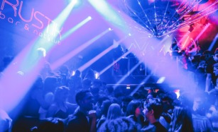 Rustik Bar og Natklub Vejle er et festligt sted på Dæmningen.