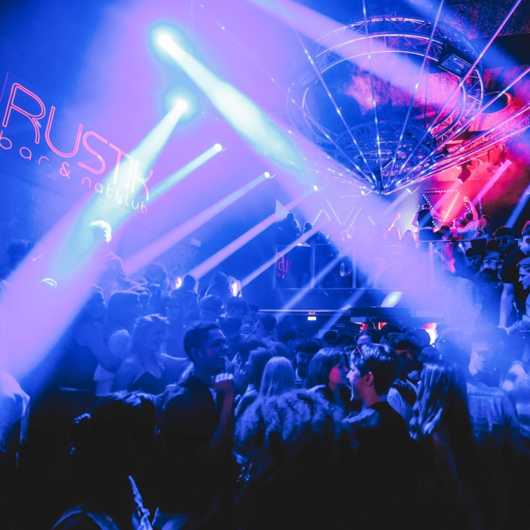 Rustik Bar og Natklub Vejle er et festligt sted p&aring; D&aelig;mningen.
