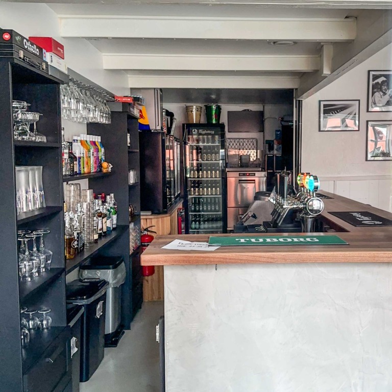 Bar&rsquo; En Enkelt Aabenraa er en uformel bar.