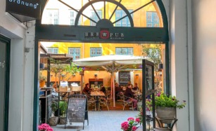 BrewPub i København er bryggeri og bar med mad.
