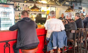 Måddes Bar Aabenraa er et brunt værtshus i Aabenraa
