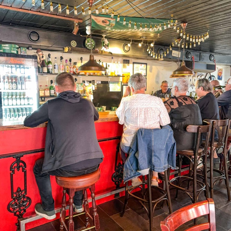 M&aring;ddes Bar Aabenraa er et brunt v&aelig;rtshus i Aabenraa