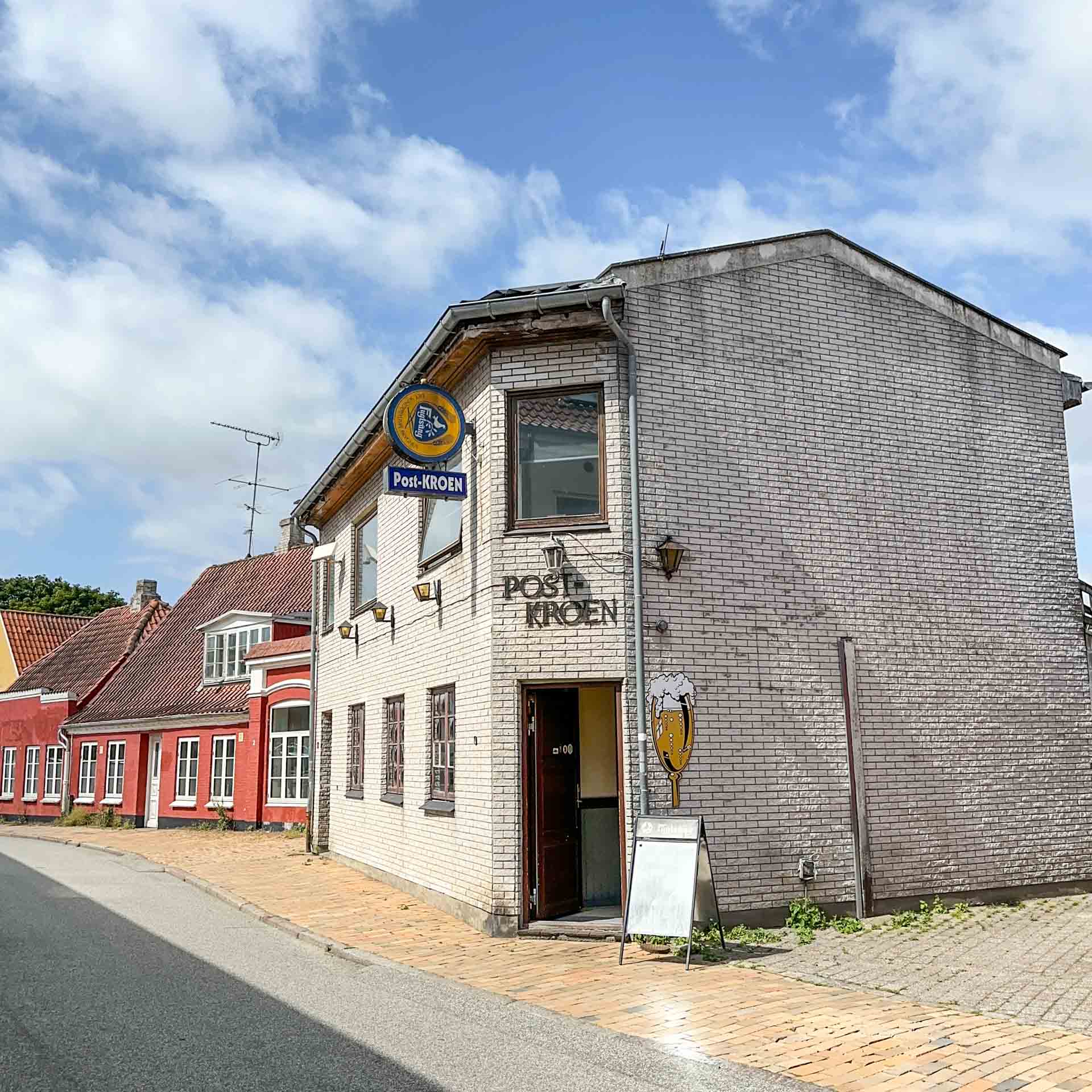 Postkroen Aabenraa er et rygerværtshus.
