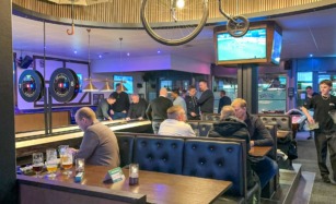 Stalden i Horsens er en sportsbar med spil.