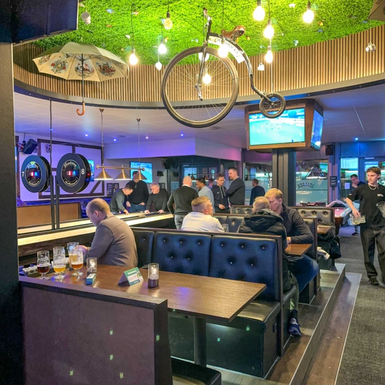 Stalden i Horsens er en sportsbar med spil.