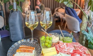 Vininvestoren i Aarhus har masser af vin og også tapas.