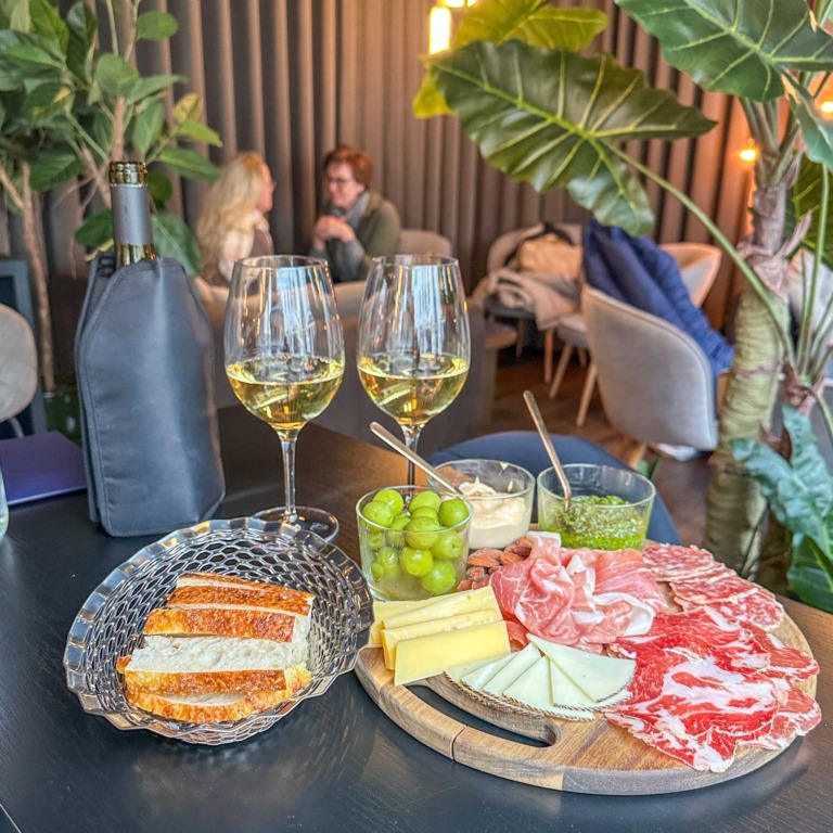 Vininvestoren i Aarhus har masser af vin og ogs&aring; tapas.