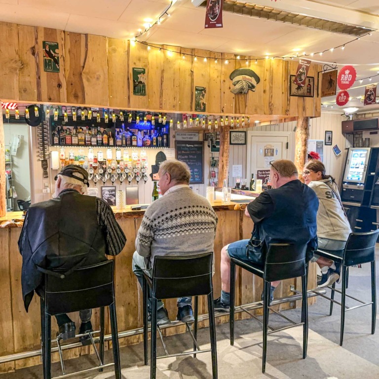 Willy&acute;s Bar R&oslash;dekro er et brunt v&aelig;rtshus