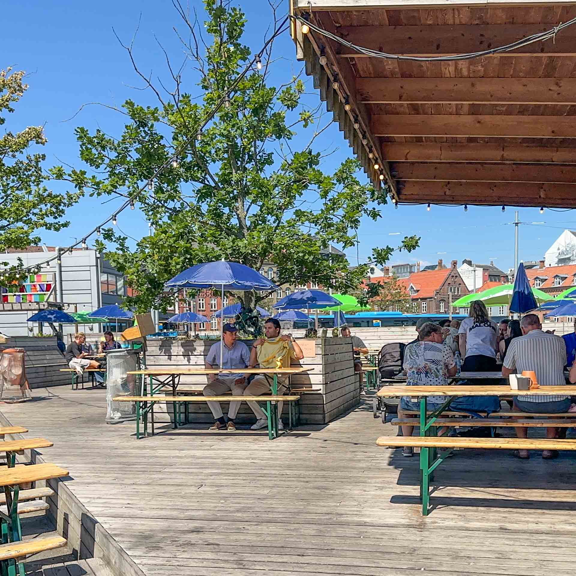 Aarhus Street Food har masser arf pladser udenfor.
