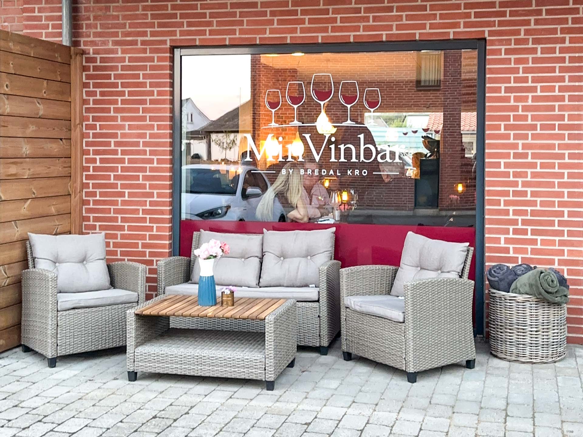 Tag plads udenfor hos Min Vinbar by Bredal Kro i Hedensted