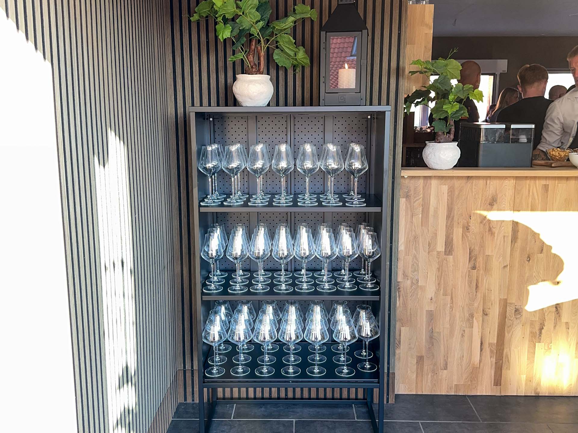 Hos Min Vinbar by Bredal Kro i Hedensted tager imod med vinglas og bar.